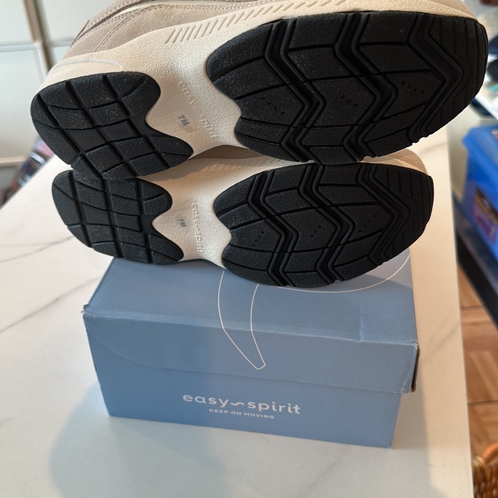 NWT Easy Spirit Romy walking shoe, size 7. - Picture 6 of 6